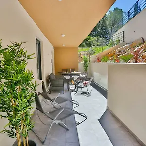 https://luxury-urban-villa-apartments-with-jacuzzi.splithotels.org